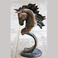 Sculpture de cerf vintage en bronze, finition antique, statue de cerf en métal moulé pour la décoration de jardin et de cour.