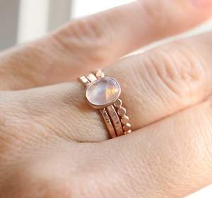 Anillo de piedra lunar arcoíris, anillo apilable de piedra lunar ovalada de oro de 14K, joyería llena - Product Image 1