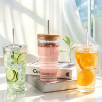 Gobelets en verre borosilicate transparent rayé de 20 oz avec couvercles en bambou et pailles pour l'eau, le café glacé et les jus