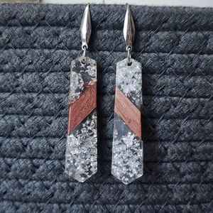 Pendientes Ligeros de Resina y Madera, Joyería Bohemia Hecha a Mano, Diseño Inspirado en la Naturaleza, Regalo Perfecto para Mujeres, Adolescentes y Niñas - Product Image 2