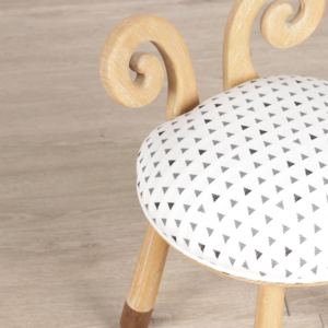 Chaise pour enfants en bois massif moderne d'Indonésie, fabriquée avec expertise pour un confort optimal, ajoute une touche de charme ludique au salon - Product Image 6