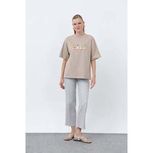 เสื้อยืดผู้หญิงลายเป็ดแบบมินิมอลสวมใส่สบาย เนื้อผ้านุ่ม น้ำหนักเบา สำหรับใส่ทุกวันโดย Soul - สีเบจ - Product Image 1