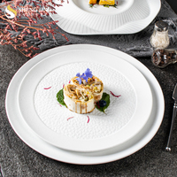 Vente en gros Assiettes et plats en céramique blanche à relief créatif pour restaurant et hôtel Plateau plat pour dîner de mariage
