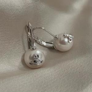 Pendientes de Saturno de Aleación con Circonita GIA de la Emperatriz Viuda Vivienne para Hombres y Mujeres, Joyería de Lujo Personalizada y Moderna - Product Image 3