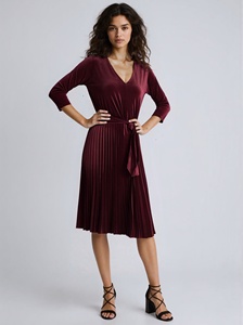 Abito da Sera Midi Elegante in <span class=keywords><strong>Velluto</strong></span> <span class=keywords><strong>Bordeaux</strong></span> di Alta Qualità, Silhouette Lusinghiera, Personalizzabile per Cocktail Party - Product Image 2