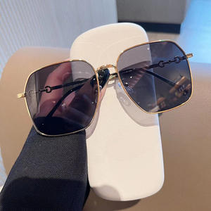 แว่นกันแดดทรงใหญ่สำหรับผู้หญิง Qianai กรอบโลหะสีทอง เลนส์ PC รูปทรงไม่สมมาตร ป้องกันรังสียูวี 100% แฟชั่น - Product Image 2