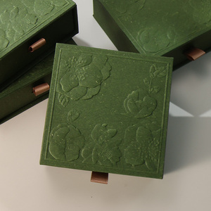 Boîte à bijoux de luxe avec logo personnalisé, fleurs en relief vertes, 11x11x4,5 cm, boîte d'emballage en carton rigide avec tiroir pour cadeaux, vente en gros - Product Image 1