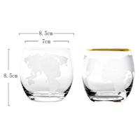 Verre à whisky transparent avec bord doré et gravure simple de la carte du monde, idéal pour bar à domicile, cocktails et cadeaux
