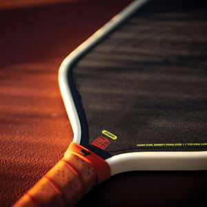 Paleta de Pickleball Bread and Butter <span class=keywords><strong>Loco</strong></span>, Núcleo de Espuma de Doble Densidad de 16 mm, Híbrida, Alargada, Fibra de Carbono Cruda CFC T700 - Product Image 2