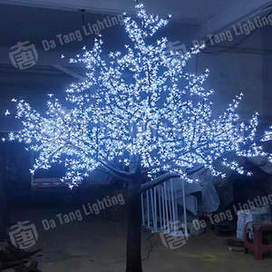 Lumières d'arbre LED blanc chaud IP65 en forme de fleurs de cerisier pour espaces commerciaux et décorations d'événements - Product Image 6