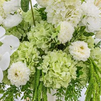 Nouvelles roses artificielles pour mariage, hôtel, banquet, décorations de table, boule de fleurs en soie, arrangement floral de centre de table avec hortensias verts