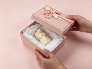 Caja de regalo cuadrada rosa de lujo con cinta de satén y figura en el interior, empaque rígido para manualidades o regalos. - Product Image 2