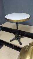 Table de bistrot contemporaine en marbre, carrée, pour salle à manger, avec pieds en métal assemblés, pour la maison, l'hôtel, l'extérieur ou le bar.