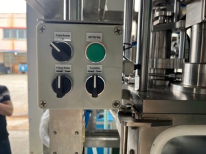 Remplisseur aseptique BID facile à utiliser personnalisé 10L / <span class=keywords><strong>50L</strong></span> / 220L Machine de remplissage aseptique automatique de jus/lait/eau - Product Image 5