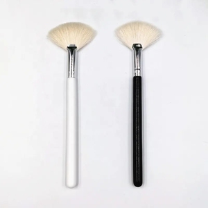 <span class=keywords><strong>Pinceau</strong></span> <span class=keywords><strong>Éventail</strong></span> en Poils de Chèvre avec Manche en Bois pour <span class=keywords><strong>Maquillage</strong></span>, Traitement Acide Glycolique Facial, <span class=keywords><strong>Pinceau</strong></span> <span class=keywords><strong>Éventail</strong></span> pour Peeling Cutané, pour Illuminateur et Fard à Joues - Product Image 1