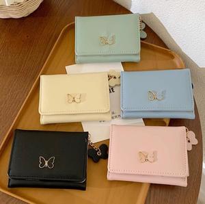 Cartera pequeña de cuero PU para mujer con dije de mariposa, gran capacidad, múltiples ranuras para tarjetas, monedero para viajes diarios - Product Image 1