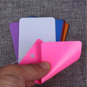 Étiquettes suspendues transparentes en PVC avec logo personnalisé et technologie spéciale pour vêtements, fabriquées en Chine - Product Image 3