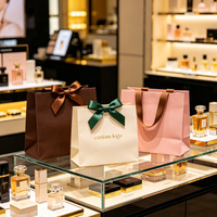 Sacs cadeaux en papier personnalisés écologiques de luxe résistants à l'eau avec impression, gaufrage, laminage et estampage à chaud argenté pour cosmétiques et bijoux