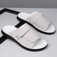 Nouvelles sandales ajustables pour hommes en PU, doublure en similicuir, semelle en caoutchouc épais antidérapante, bout ouvert, pantoufles décontractées d'été pour la marche