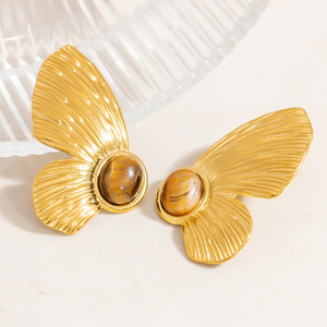 Boucles d'oreilles clous papillon plaqué or 18 carats avec pierre naturelle, design insecte, pour usage quotidien - Product Image 4