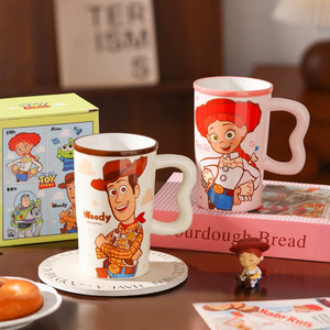 Tasse en céramique grande capacité Toy Story avec poignée ondulée – Adorable dessin animé Buzz, Woody, Jessie, Alien – Tasse à café et à eau avec poignée ondulée - Product Image 2