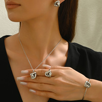 Ensemble de bijoux fantaisie plaqué or avec pendentif torsadé, collier, boucles d'oreilles, bracelet et bague en alliage