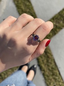 Anillo SGARIT de 0.35 quilates con diamantes blancos y chocolate, banda de oro rosa de 14k para mujer, con gema de zafiro púrpura ovalada de 1.75 quilates. - Product Image 4