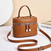 Petit vanity case de luxe en cuir végétalien avec fermeture éclair personnalisé sac à bandoulière voyage essentiel vente en gros sacs à cosmétiques deux sangles