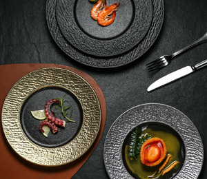 Plato de cerámica con borde dorado y textura martillada, plato de porcelana de lujo para servir en restaurantes, hoteles, catering, sushi, bistec, venta al por mayor. - Product Image 3