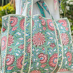 Grand <span class=keywords><strong>Sac</strong></span> Fourre-Tout Floral Réversible en Coton Matelassé Personnalisé <span class=keywords><strong>Rose</strong></span> Blanc Gris à Imprimé Artisanal - Product Image 5
