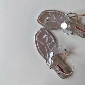 Sandales plates romaines élégantes pour femmes en cuir véritable, style rétro, avec bout miroir argenté, polyvalentes pour la plage - Product Image 1