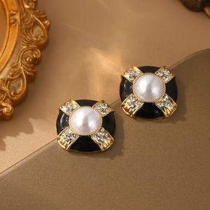 Boucles d'oreilles clous géométriques en argent, style palais de niche, luxe léger, accessoires vintage haut de gamme - Product Image 5