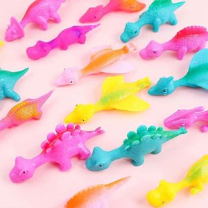 Juguete de descompresión novedoso y creativo: Tirachinas de dinosaurio divertido y trucado, con objetivo de dinosaurio TPR, juguetes voladores de animales para dedos. - Product Image 2