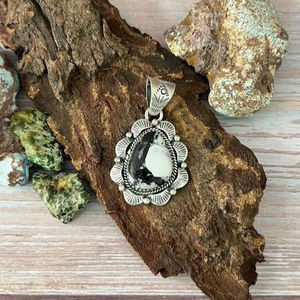 Pendentif en argent sterling fait main pour Noël, turquoise Kingman, buffle blanc - Product Image 1