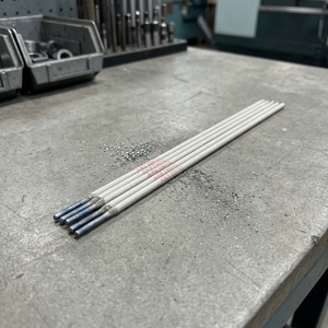 <span class=keywords><strong>Électrode</strong></span> de soudage en <span class=keywords><strong>acier</strong></span> au carbone OEM ODM AWS E6010 à enroulement vertical en cellulose - Product Image 3