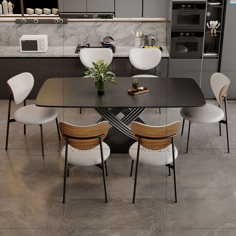 Une table avec six chaises