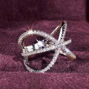 Anello a Linea Incrociata per Donne, Gioiello da Dito Scintillante e alla Moda - Product Image 6