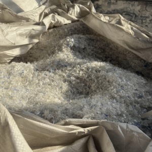 Fiocchi di PET Riciclato Blu e Bianchi per Film da Imballaggio e Produzione di Articoli in Plastica, Compostione Polimerica, Granulazione Plastica - Product Image 5