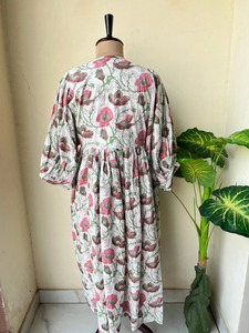 Vestido Midi de Algodón Hecho a Mano con Estampado Floral Colorido Blanco para Mujer, Vestido Midi de Dama de Honor para el Verano, Vestido para Despedida de Soltera - Product Image 4