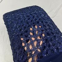 Tissu en dentelle ajourée de luxe avec des détails élégants, idéal pour les robes de mariée, les saris, les lehengas et les tenues de créateurs
