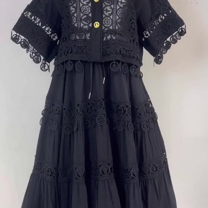 ดีไซน์ล่าสุดปี 2025 เสื้อสีพื้นแขนสั้น กระโปรงจีบลายดอกไม้เว้าแบบมีตะขอเกี่ยว สไตล์เซ็กซี่สำหรับออกงานกลางคืน ความยาวระดับเข่า ทรงเข้ารูปสำหรับฤดูร้อน - Product Image 3