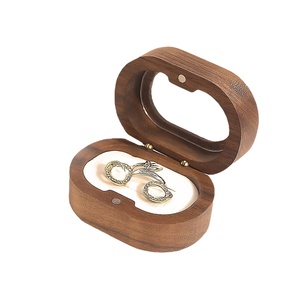 Caja de Joyería Ovalada de Madera Maciza de Nogal con Ventana de Acrílico para Anillos de Compromiso - Product Image 1