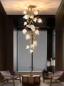 Lámpara de Araña de Vidrio Artístico con Diseño de Ramas de Latón, Estilo Nórdico Moderno y Lujoso para Vestíbulo de Hotel Contemporáneo - Product Image 3