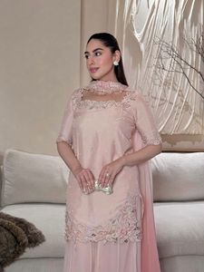 Ensemble prêt-à-porter de créateur pour soirée, avec broderies multiples, perles et travail de Moti, haut en verre romain, pantalon Sharara Plazzo et dupatta. - Product Image 2