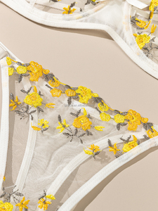 Lencería transparente delicada que muestra flores amarillas vibrantes a través de modelos sexis para mujer, conjunto de lencería con bordado de sujetadores florales calientes - Product Image 4