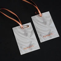 Étiquettes suspendues personnalisées en papier laminé imprimées UV écologiques pour vêtements, chaussures, sacs, jouets – Conception gratuite – Mettez en valeur la grandeur de votre marque