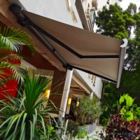Pare-soleil de toit rétractable commercial boîte complète auvent tissu léger motorisé Restaurant balcon alliage d'aluminium Polyester