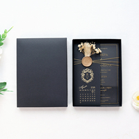 Carte d'invitation de mariage en acrylique transparent avec couverture en papier noir, dorure à chaud, ficelle dorée, sceau de cire, plantes, fleurs et boîte