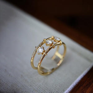 Anello di Fidanzamento T0975 con Tre Diamanti, Anello da Donna con Diamante Naturale Rotondo, Montatura a Griffe, Anelli alla Moda - Product Image 5