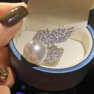 Anello Floreale con Perle per Donna, Elegante Gioiello da Dito alla Moda - Product Image 2